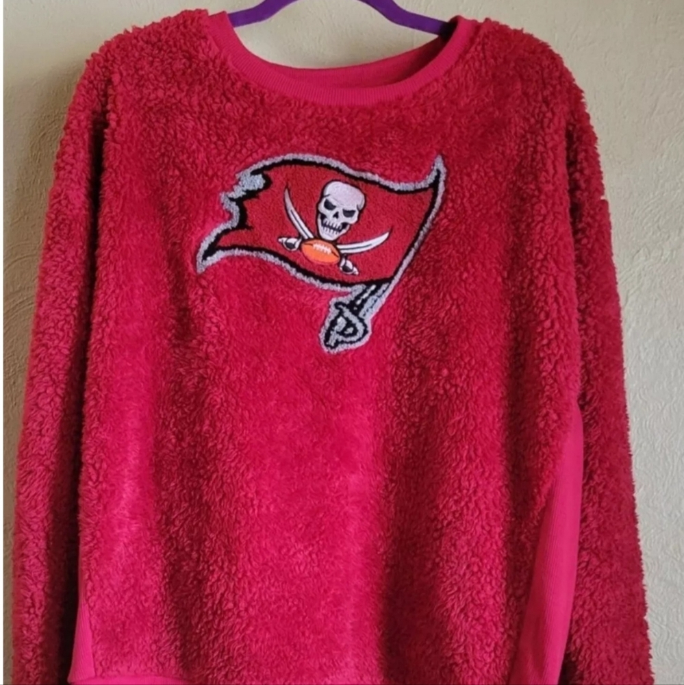 Tampa Bay Plush crewneck sweatshirt. XXL THAT FITS MORE LIKE XL